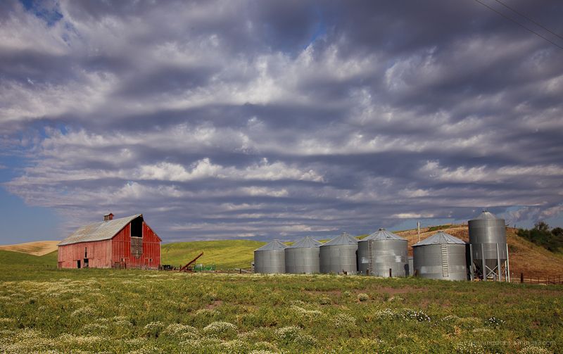 Barn-beneath-the-squall-26Aug2010