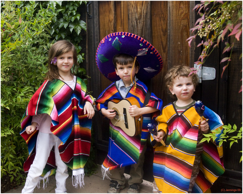 Mariachis-at-the-Gate-5May2009