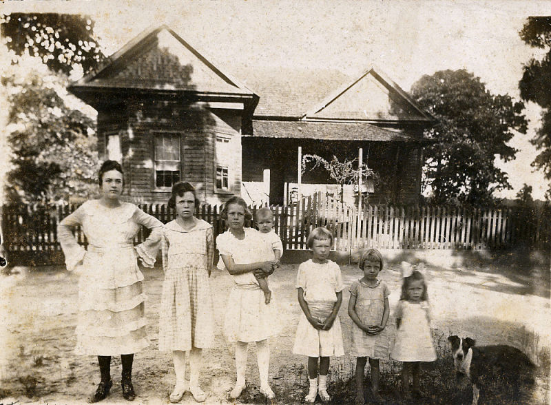 My-family-and-their-farm-in-the-early-1900s