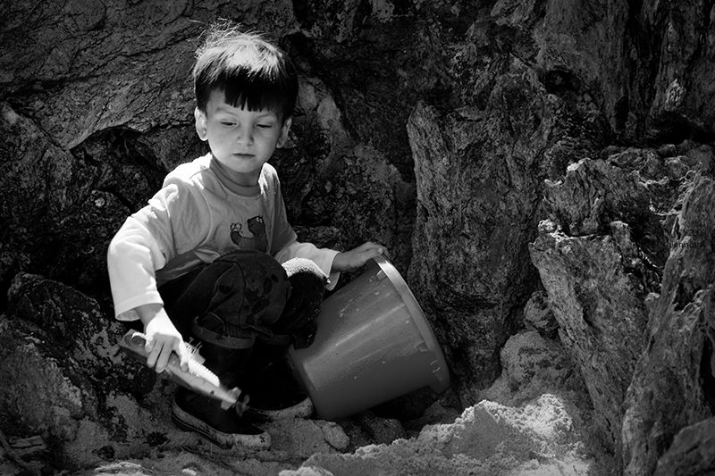 Toto-in-Sandpit-at-Shoup-House-2009