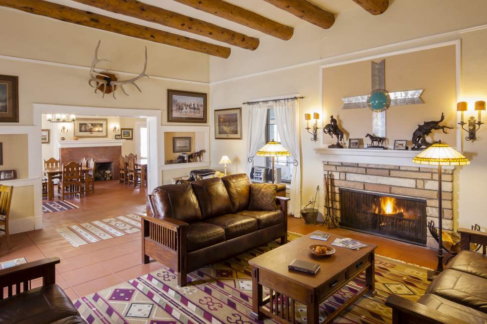 Casa interior · vigas · fireplace · Remington bronzes