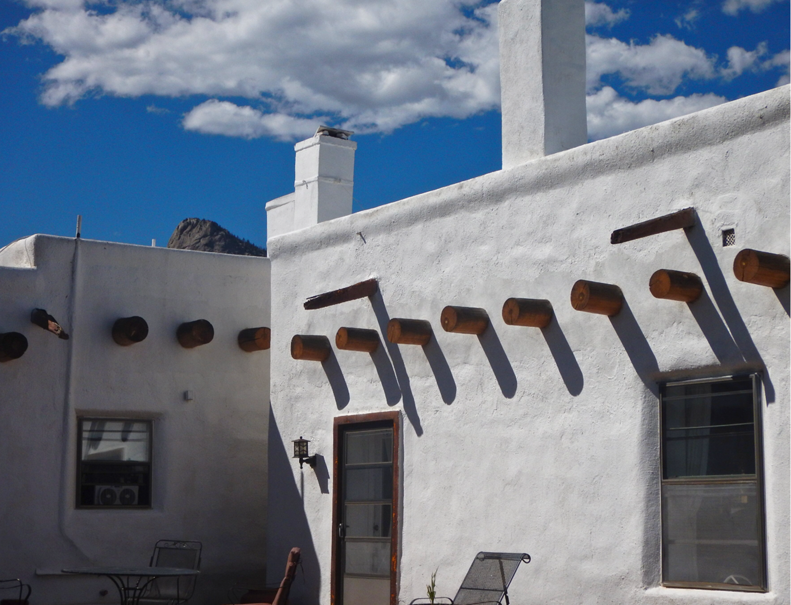 Casa del Gavilan · viga wall exterior · Tooth of Time behind