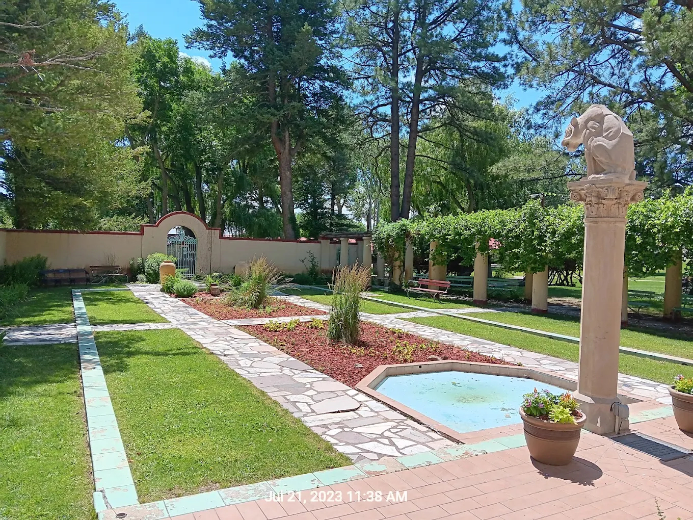 Villa Philmonte · garden · fountain and pergola